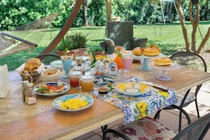 Desayuno con opciones de la cocina local incluido todos los días