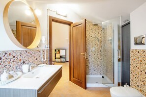 Suite – deluxe, balkong | Bad | Hårføner, badekåper, bidé og håndklær