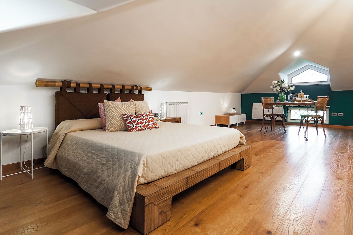 1 habitación, escritorio y espacio para trabajar con laptop