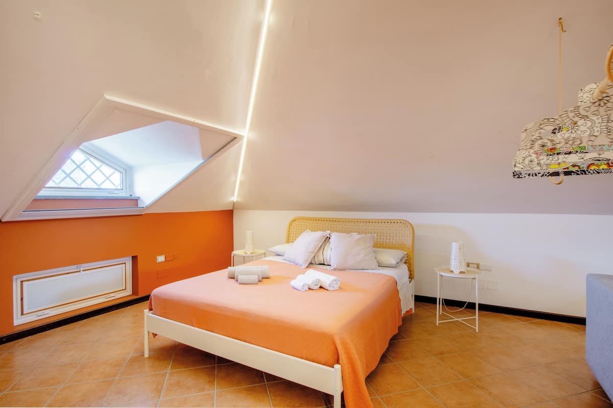 1 habitación, escritorio y espacio para trabajar con laptop