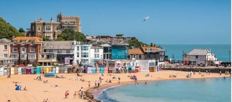 Stunning Seafront Apartment - Just Steps Away From Viking Bay Beach & Broadstairs Town
