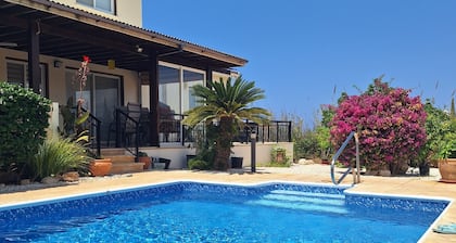 Charming 2-bedroom apartment with WiFi and AC in prestigious Seacaves, Peyia