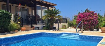 Charming 2-bedroom apartment with WiFi and AC in prestigious Seacaves, Peyia