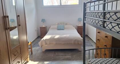 Charming 2-bedroom apartment with WiFi and AC in prestigious Seacaves, Peyia