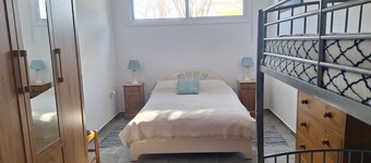 Charming 2-bedroom apartment with WiFi and AC in prestigious Seacaves, Peyia