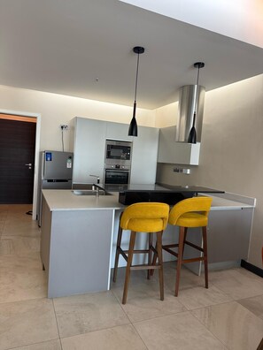 Fridge, microwave, oven, stovetop - Charming 2-bedroom apartment with WiFi and AC in Nairobi (Nairobi)