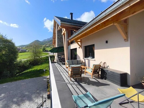 Large, bright 160m2 house for 8 people