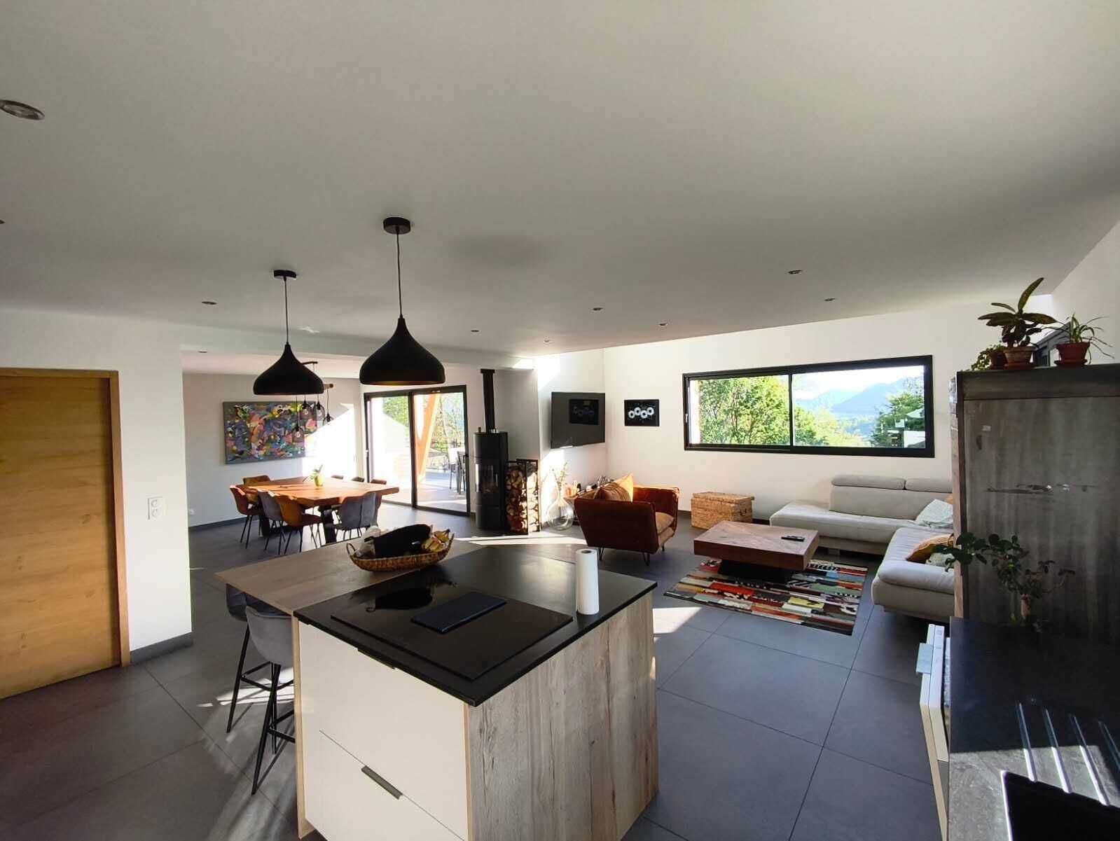 Télévision, cheminée, baby-foot, livres