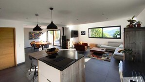 Un espacio habitable moderno con cocina, comedor y zona de estar.