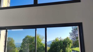 Una habitación con un ventanal que ofrece vistas a una carretera y vegetación.