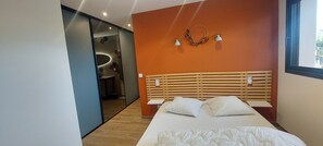 4 bedrooms, desk, WiFi