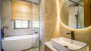 Villa, 3 Bedrooms | Bilik Mandi | Tab mandi dan pancuran berasingan, hulu semburan mandi hujan 