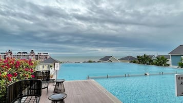 2 outdoor pools
