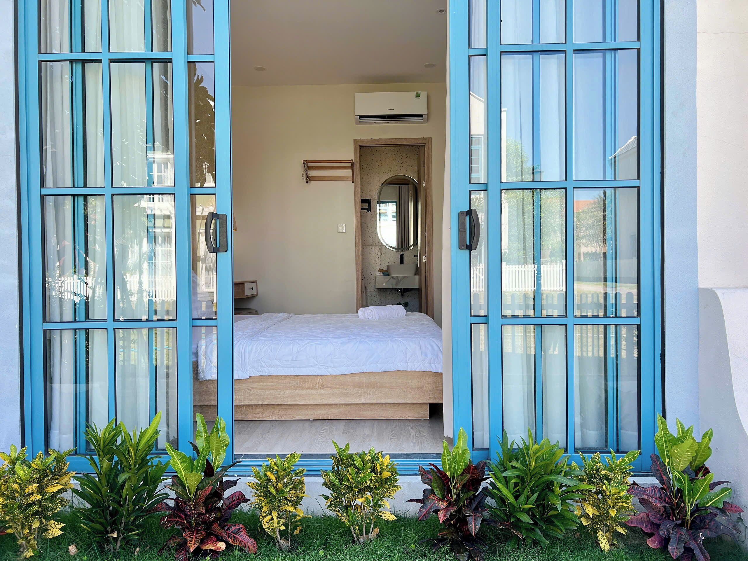 Une chambre avec un lit, un lavabo et un appareil de climatisation.