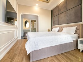 Villa, 2 Bedrooms | Peralatan tempat tidur premium, busa memori, dihias secara berasingan 