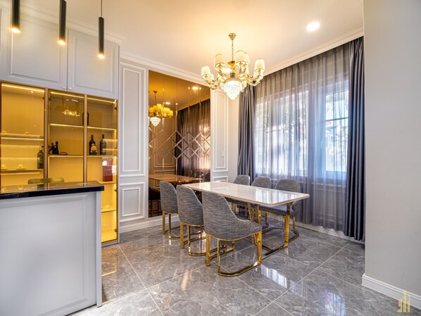 Villa, 2 habitaciones | Cocina privada | Refrigerador, microondas, parrilla de estufa y cafetera y tetera 