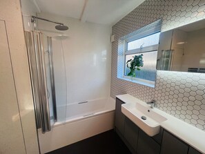 Dusche, Haartrockner, Handtücher, Seife