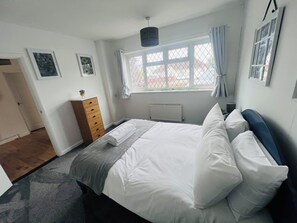 4 bedrooms, iron/ironing board, WiFi, bed sheets