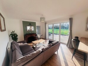 Living area - 4 Bed Bungalow with hot tub , parking for 4 cars, large garden. Dog friendly. (Whitstable)
