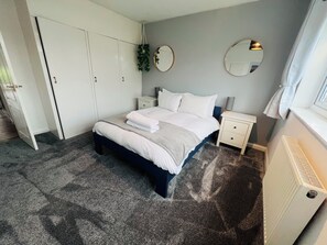 4 bedrooms, iron/ironing board, WiFi, bed sheets