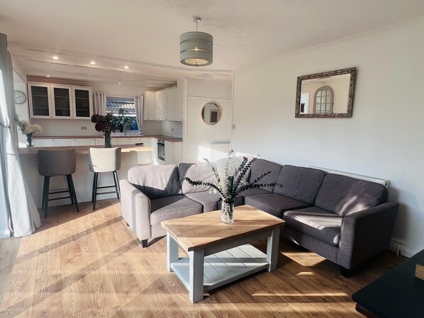 Living area - 4 Bed Bungalow with hot tub , parking for 4 cars, large garden. Dog friendly. (Whitstable)
