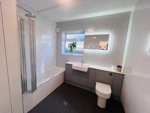 Douche, sèche-cheveux, serviettes fournies, savon