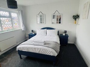 4 bedrooms, iron/ironing board, WiFi, bed sheets - 4 Bed Bungalow with hot tub , parking for 4 cars, large garden. Dog friendly. (Whitstable)