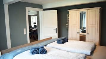 3 bedrooms, desk, iron/ironing board, travel crib