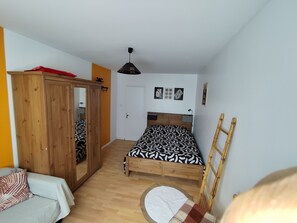 2 bedrooms, iron/ironing board, travel cot, free WiFi
