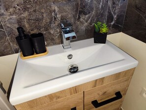 Douche, sèche-cheveux, serviettes fournies, savon