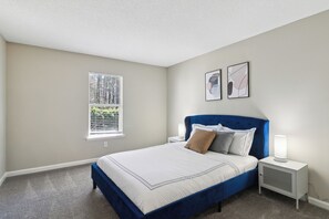 2 soverom, skrivebord, strykejern/-brett og reiseseng for barn