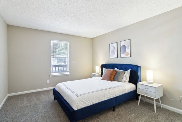 2 sovrum, skrivbord, strykjärn/strykbräda och resesäng