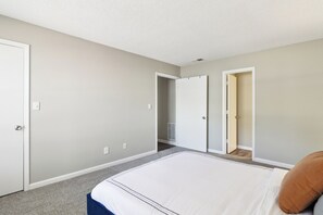 2 sovrum, skrivbord, strykjärn/strykbräda och resesäng