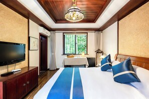 Habitación clásica doble, vistas a la montaña | Escritorio, espacio para trabajar con un portátil, cortinas opacas