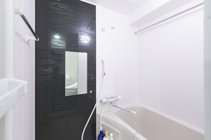 Ensemble baignoire-douche, séchoir à cheveux, pantoufles