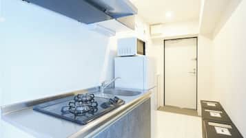 Frigorífico, microondas, placa de cocina y hervidor eléctrico