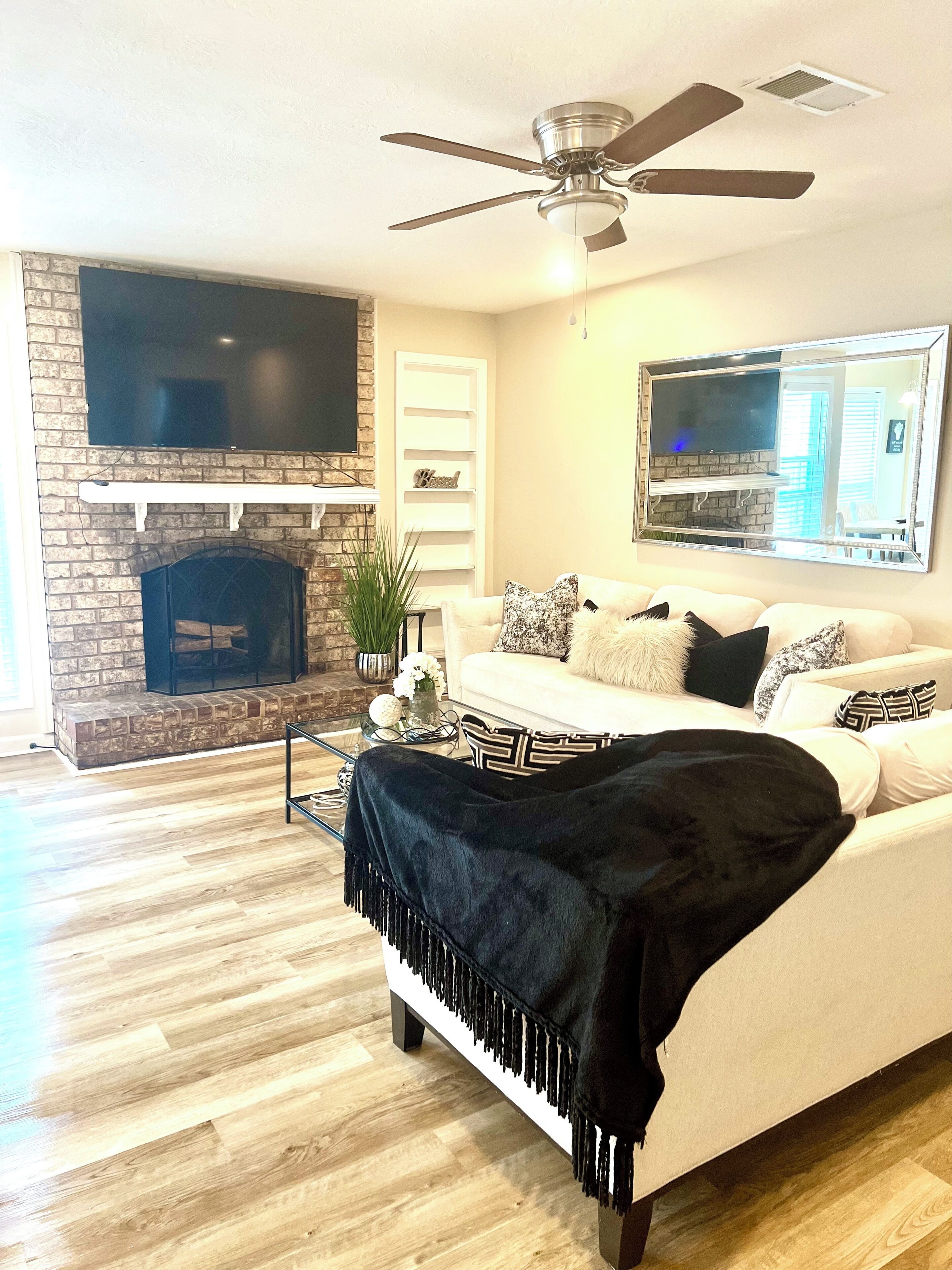 Una Smart TV, una chimenea