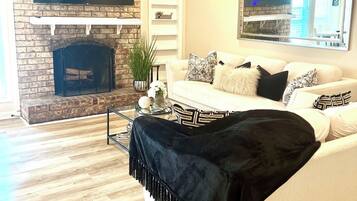 Una Smart TV, una chimenea
