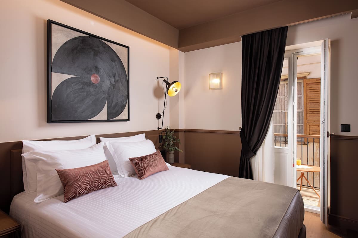 Deluxe Double Room with Side Sea View | 1 bedroom, minibar, in-room safe, desk
