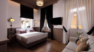 Junior Suite with Street View | Minibar, in-room safe, desk, blackout drapes