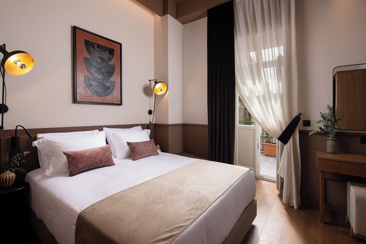 Deluxe Double Room with Partial Sea View | 1 bedroom, minibar, in-room safe, desk