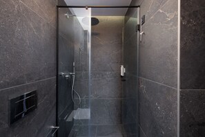 Deluxe Double Room with Side Sea View | Bathroom | Shower, eco-friendly toiletries, hair dryer, bathrobes - The K Nest Hotel Nafplio (Nafplio)