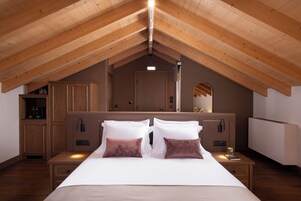 Penthouse Suite with Direct Sea View | Minibar, in-room safe, desk, blackout drapes