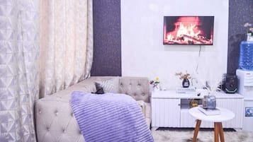 Comfort-Studio, Stadtblick | Wohnbereich | 24-Zoll-Smart-TV mit Digitalempfang