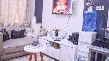 Comfort-Studio, Stadtblick | Wohnbereich | 24-Zoll-Smart-TV mit Digitalempfang