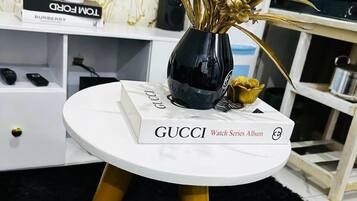 Comfort-Studio, Stadtblick | Wohnbereich | 24-Zoll-Smart-TV mit Digitalempfang