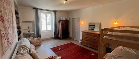 4 bedrooms, iron/ironing board, WiFi