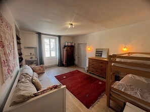 4 bedrooms, iron/ironing board, WiFi