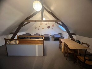 4 bedrooms, iron/ironing board, WiFi