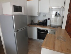 ثلاجة، ميكروويف، فرن، ماكينة لصنع القهوة/الشاي